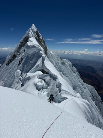 Progresando por la arista del Yerupajá.