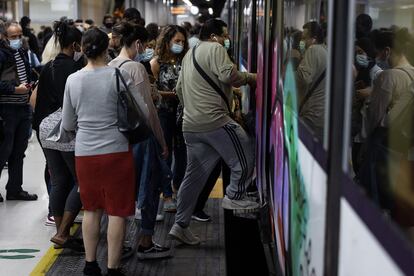 En la imagen, usuarios de Renfe entran al tren en la estacion de Sants.