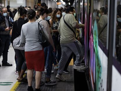 En la imagen, usuarios de Renfe entran al tren en la estacion de Sants.