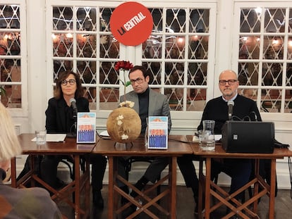 Daniel Vázquez Sallés junto a Cristina Jolonch y Ramon Besa en la presentación del libro 'El príncipe y la muerte'.