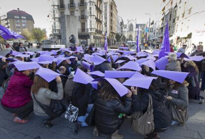 Un grupo de mujeres componen un gran círculo morado, símbolo del Día Internacional contra la violencia hacia las mujeres, durante una concentración convocada ayer por CC OO en Vitoria.