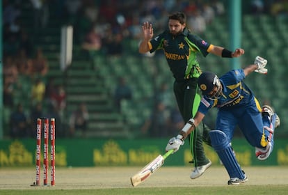 El bateador de Sri Lanka Lahiru Thirimanne y el paquistaní Shahid Afridi en una nueva jornada de la Copa de Asia de cricket entre Pakistán y Sri Lanka en el Shaheb Estadio Ali Osman Khan en Fatullah, en las afueras de Dhaka