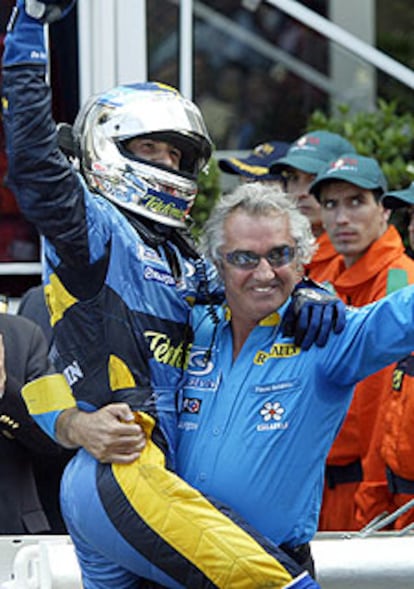 Flavio Briatore abraza a Jarno Trulli tras su triunfo.