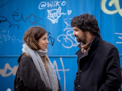 Iria del Río y Francesco Carril en un fotograma de la serie 'Los años nuevos', dirigida por Rodrigo Sorogoyen de Movistar+.