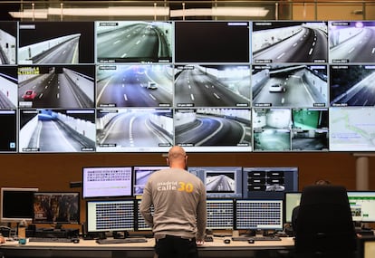 Centro de control de los túneles de la Calle 30, durante un simulacro de accidente en los subterráneos, en junio de 2021, cerca de la salida de la autovía de Valencia (A-3). 