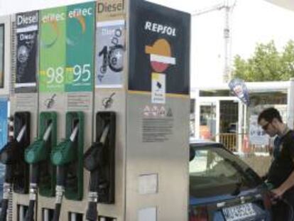Un joven pone gasolina a su coche en un surtidor de una gasolinera. EFE/Archivo