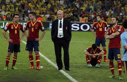 Del Bosque, junto a los jugadores de Espa&ntilde;a tras caer derrotados ante Brasil