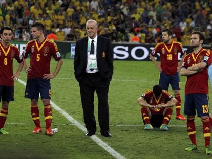 Del Bosque, junto a los jugadores de Espa&ntilde;a tras caer derrotados ante Brasil