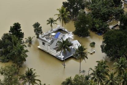 Una casa parcialmente sumergida bajo el agua, el 19 de agosto de 2018, en Chengannur, al sur de Kerala.