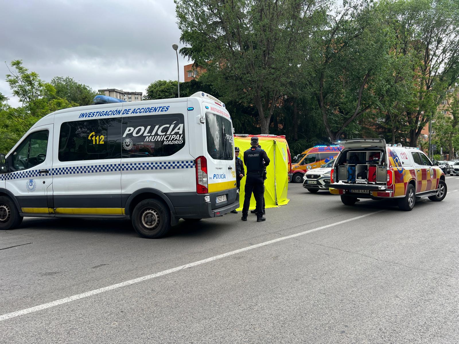 La policía municipal y los servicios de emergencias en el lugar del accidente.
