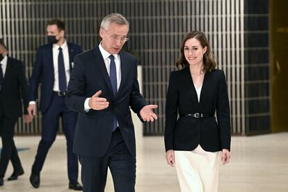 El secretario general de la OTAN, Jens Stoltenberg, y la primera ministra finlandesa, Sanna Marin, en Helsinki en octubre de 2021.