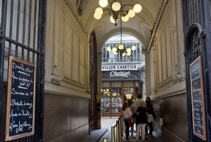 Gente haciendo cola para entrar en el restaurante Bouillon Chartier, abierto de 11.30 a 22.00, donde espera entre el bullicio del comedor una comida desprendida y barata. El local lleva abierto más de cien años con un lema sencillo: comida digna a precio modesto. La carta es clásica y muy abundante.