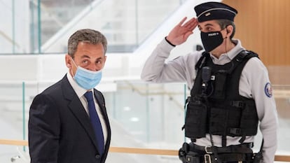 El expresidente francés Nicolas Sarkozy en su llegada al tribunal, este lunes en París.