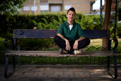 José Antonio Vozmediano, votante joven de 33 años, posa en un parque de Granada. 