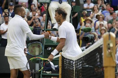 Nadal y Kyrgios se saludan tras el partido en Wimbledon.