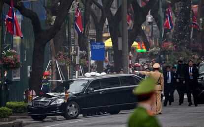 Los guardaespaldas corren detrás de la caravana del líder norcoreano, Kim Jong Un, cuando regresa al Hotel Melia, este jueves en Hanói.