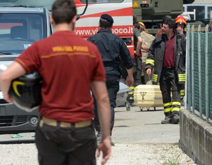 Equipos de rescate en la f&aacute;brica de Medolla, donde tres operarios han muerto esta ma&ntilde;ana.  