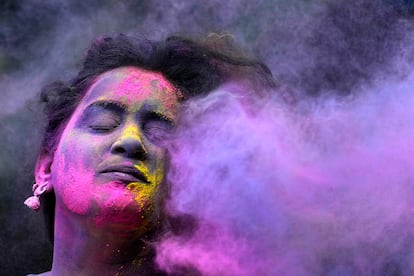 Una mujer manchada con colores durante el Holi, el festival hindú de colores, en Mumbai, India, el martes. A pesar de que es una festividad que rinde culto al dios hindú Visnú, el significado religioso suele quedar en segundo plano por detrás de las ganas de diversión que tiñen todo de rojos, verdes, azules, rosas y amarillos.