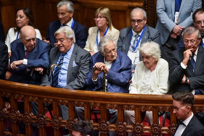 José Pepe Mujica y su esposa, Lucia Topolansky, participan en el Congreso de Uruguay de la investidura presidencial de Yamandú Orsi, el 1 de marzo de 2025 en Montevideo.