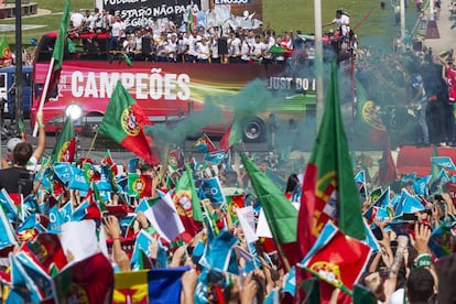 Jugadores del equipo luso saludando a sus seguidores durante la celebración del título de la Eurocopa 2016.