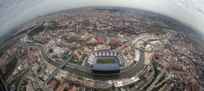 El estadio Vicente Calderón y, detrás, la fábrica de Mahou (ya derribada), en una imagen de archivo.