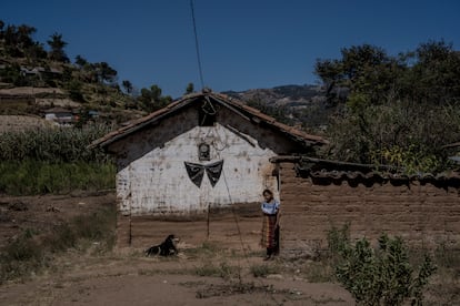Moño negro en casa de migrante de Guatemala