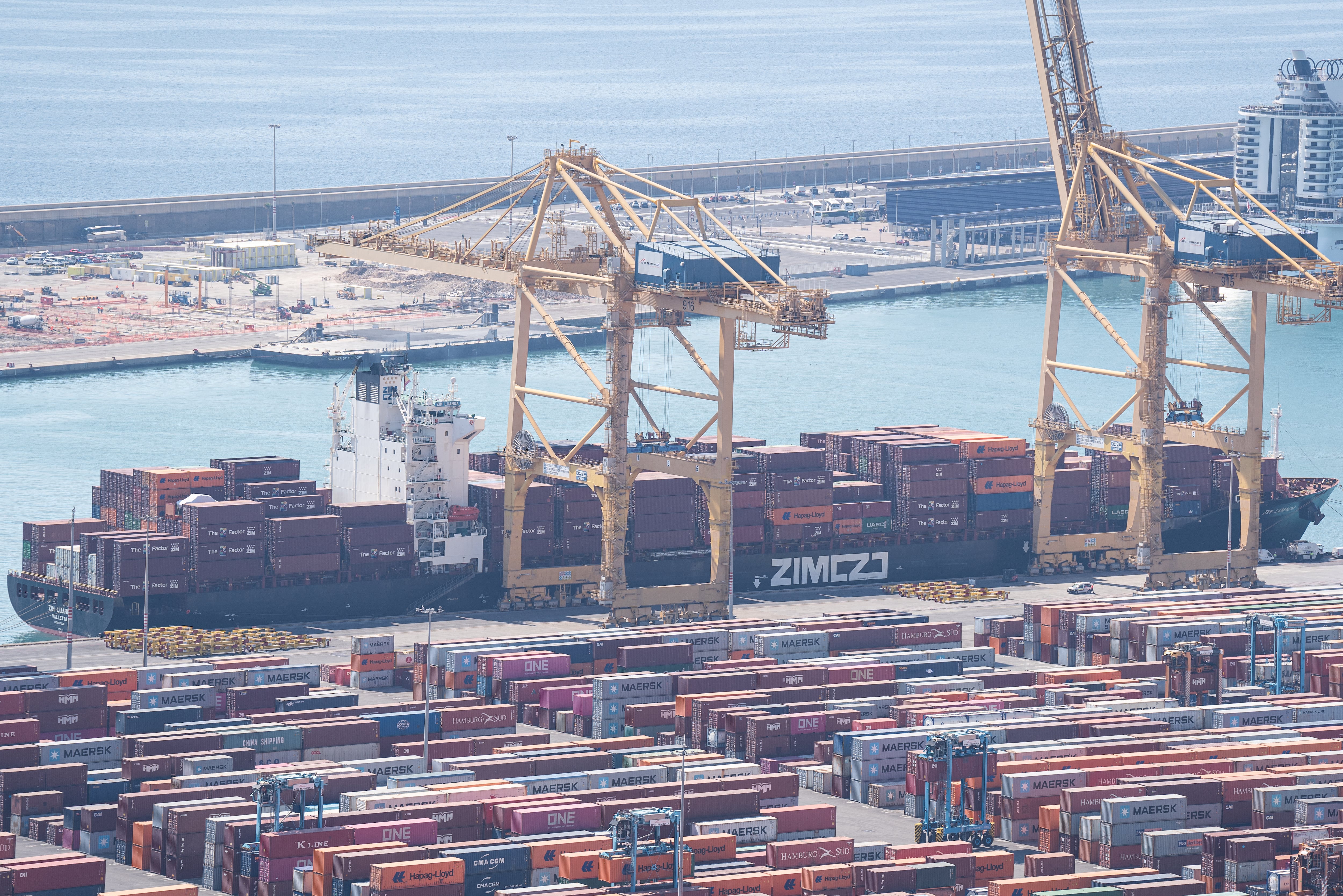Buque portacontenedores con destino a Israel en el puerto de Barcelona, el 25 de julio. 