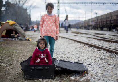 Unas niñas sirias juegan con una maleta en la estación de tren de Idomeni (Grecia, marzo de 2016).