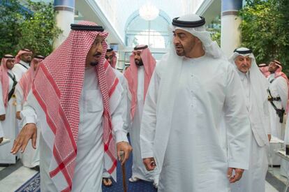 El rey Salman conversa con el heredero de Abu Dhabi, Mohamed Bin Zayed.