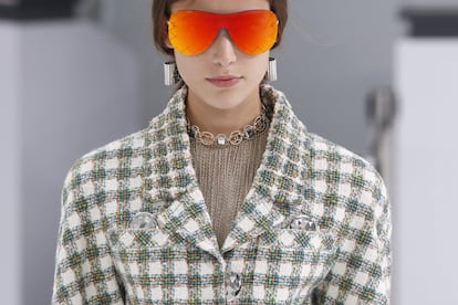 Una modelo desfila con una creación de Chanel durante la semana de la moda de París (Francia).