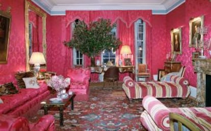 El salón rojo de los Herrera en realidad no es rojo. "Ellos lo llaman frambuesa", dice Reinaldo. 'Ellos' son "los decoradores".