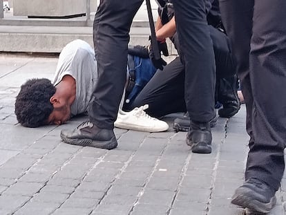 Un momento de la detención del hombre de 26 años y de nacionalidad guineana, el pasado miércoles en el madrileño barrio de Lavapiés.