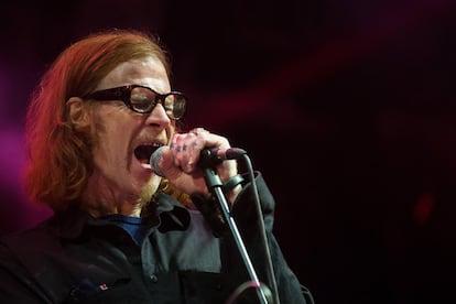 El vocalista y compositor, que se hizo un nombre al frente de los Screaming Trees y supo perdurar gracias a su participación en los Queens of the Stone Age, murió este martes en Irlanda a los 57 años, tras haberse convertido en una de la voces de referencia del rock actual.