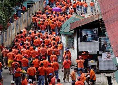 Prisioneros asisten a una ceremonia de paz celebrada en la prisión de máxima seguridad Bilibid en Muntinlupa al sur de Manila (Filipinas). Los cabecillas de las bandas de prisioneros han sellado un acuerdo de paz para poner fin a la violencia entre grupos al quemar los nombres de sus miembros frente a funcionarios de prisión para simbolizar la abolición de bandas criminales dentro del centro penitenciario.