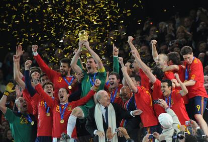 Casillas alza la Copa del Mundo en Sudáfrica en 2010.