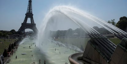 Personas se refrescan en las fuentes de Trocadero en Paris (Francia).