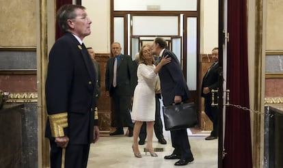Mariano Rajoy saluda a la presidenta de la Cámara, Ana Pastor, en el Congreso.