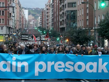 Cabecera de la manifestación por los presos de ETA celebrada hoy en Bilbao.