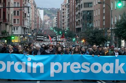 Cabecera de la manifestación por los presos de ETA celebrada hoy en Bilbao.
