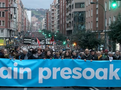 Cabecera de la manifestación por los presos de ETA celebrada hoy en Bilbao.