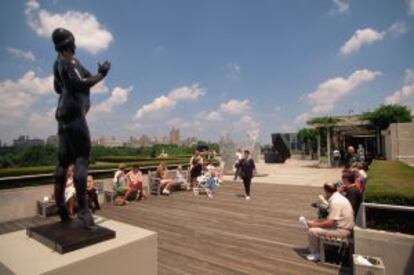 Visitantes en el jardín de la azotea del Museo Metropolitan, en Nueva York.