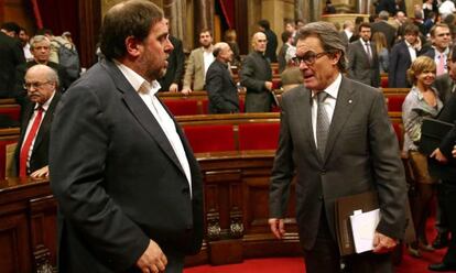 El presidente de la Generalitat en funciones, Artur Mas, y el diputado de Junts pel Sí Oriol Junqueras este jueves.