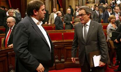 El presidente de la Generalitat en funciones, Artur Mas, y el diputado de Junts pel S&iacute; Oriol Junqueras este jueves.