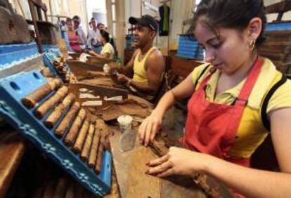 En la primera jornada de este Festival abrirá la feria comercial, y comenzará el concurso internacional "Habanosommelier" y la alianza de los puros cubanos con vinos de la Rioja española. EFE/Archivo