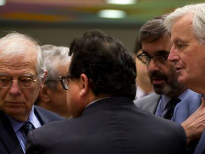 El ministro de Exteriores, Josep Borrell, junto al negociador jefe de la UE, Michel Barnier, en Bruselas, el pasado 19 de noviembre.