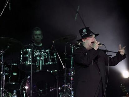 Para él, el abuso de drogas no es un tema desconocido. Ahora, Boy George ha tomado conciencia de lo mal que llegó a estar en la época de sus adicciones y les ha mandado ánimo a sus compatriotas Amy Winehouse y George Michael, no sin recomendarles que se alejen de aquel vicio: "Cuando miro a Amy y a George, sé dónde están, sé lo que son", ha dicho el cantante a <i>The Times</i>. "Sé lo que es estar tiritando, sudado y caótico y no tener claridad". Boy George, que vivió la adicción a la heroína en los ochenta, afirma que dejó la cocaína el año pasado. Su consejo: "Buscad la sabiduría para aliviar el alma".