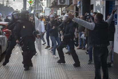 Carga policial en las aceras de una de las avenidas por donde ha discurrido la protesta.