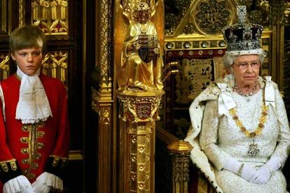 La Reina Isabel II espera la llegada de los políticos momentos antes de leer el discurso de la Corona en la Cámara de los Lores.