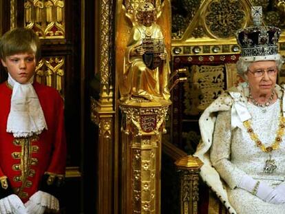 La Reina Isabel II espera la llegada de los políticos momentos antes de leer el discurso de la Corona en la Cámara de los Lores.