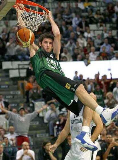 Rudy ejecuta un mate con el Joventut.